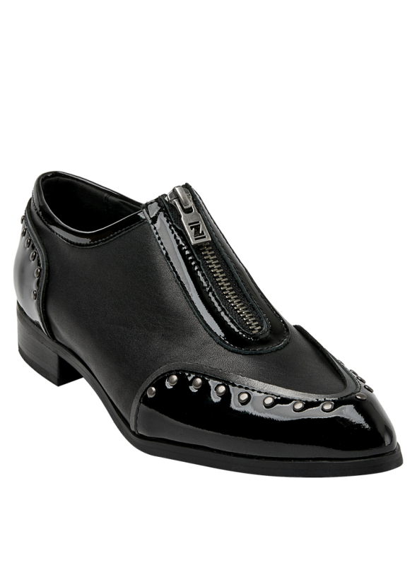 Elegante zapato de cuero negro para mujer, estilo casual con detalles únicos.