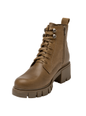"Botín camel de cuero estilo ""combat boots"", versátil para combinar con jeans ajustados o faldas midi. "