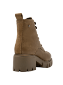 Botín camel de cuero con caña media y cordones, asegurando ajuste cómodo, perfecto para paseos por la ciudad.