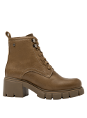 Botín camel de cuero para mujer con diseño robusto y estilo militar, ideal para moda urbana y combinaciones casuales.