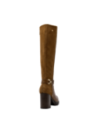 Bota de cuero café para mujer con tacón grueso y estilo ecuestre, ideal para un toque sofisticado semi-formal.