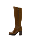 Bota de cuero café con correa moderna en el tobillo, ideal para vestidos ajustados o faldas midi.