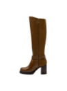 Bota de cuero café con correa moderna en el tobillo, ideal para vestidos ajustados o faldas midi.