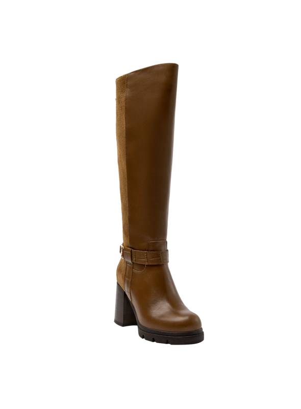 Bota alta de cuero café con correa y hebilla metálica en el tobillo, perfecta para un look urbano y elegante.