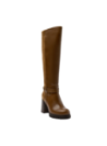 Bota alta de cuero café con correa y hebilla metálica en el tobillo, perfecta para un look urbano y elegante.