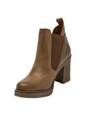 Botín Chelsea café de cuero para mujer, versátil para ocasiones laborales y eventos semiformales.
