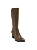 Bota de cuero café para mujer, diseño atemporal y versátil, ideal para combinar con jeans ajustados o vestidos.