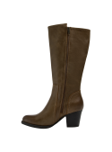 Bota de cuero café para mujer, estilo casual y diseño sobrio, con corte alto y costuras visibles que aportan estructura.