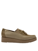 mocasín taupe de cuero para mujer con un toque elegante y tradicional, combinable con jeans ajustados o faldas midi.