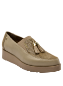 calzado casual taupe de cuero para mujer con distintivo metálico lateral, perfecto para ocasiones semi-formales.