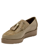 mocasín taupe de cuero para mujer con textura de reptil en la parte frontal, ideal para un look urbano sofisticado.