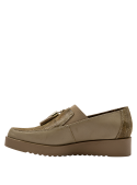 zapato taupe de cuero para mujer, estilo casual con diseño de mocasín, suela gruesa y borlas decorativas en el empeine.
