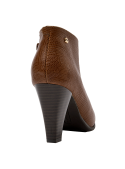 Botín de cuero café para mujer, con tacón alto estilizado y textura reptil, perfecto para un look refinado.