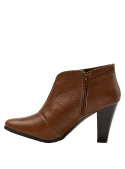 Botín de cuero café para mujer, elegante con tacón alto y detalle metálico sofisticado.