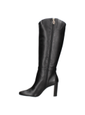 Bota de cuero negro para mujer, estilo atemporal, adaptable a diferentes atuendos, con tacón funcional y etiqueta sutil.
