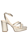 Calzado de cuero oro con diseño sofisticado, perfecto para ocasiones semi-formales, combinable con faldas y vestidos midi.
