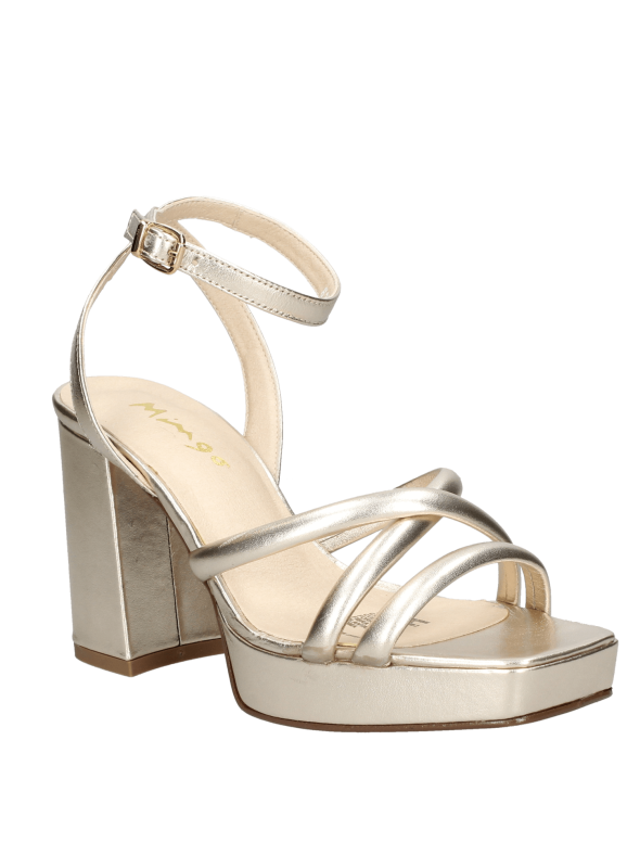 Sandalia negra de cuero para mujer, diseño minimalista y elegante con tiras cruzadas, estilo casual sofisticado.