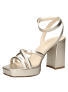 Sandalia femenina de cuero oro, tiras delgadas cruzadas en el empeine, adecuada para combinar con vestimenta semi-formal.