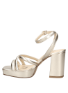Calzado de cuero oro con plataforma ancha que ofrece estabilidad y comodidad, ideal para un look casual chic y elegante.