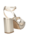 Sandalia de cuero oro para mujer, diseño minimalista con tiras cruzadas, ideal para eventos semi-formales.