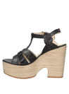 Calzado casual femenino en cuero negro, plataforma robusta y hebilla ajustable, ideal para eventos semiformal y paseos.