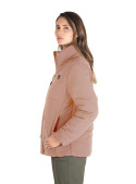 Parka de mujer en tono rosado, confeccionada en material reciclado, respetuosa con el medio ambiente.