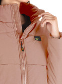 Parka mujer rosada casual ideal para invierno, fabricada en 100% nylon reciclado.