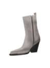 Botín de cuero gamuzado gris para mujer, estilo vaquero con punta cuadrada y detalle metálico, ideal para un look refinado.