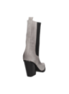 Botín femenino gris de cuero gamuzado y textil, estilo vaquero con detalle metálico, perfecto para ocasiones semi-formales.