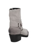 Cómodo botín gris de mujer con tira decorativa metálica, ideal para combinar con jeans ajustados o vestidos bohemios.