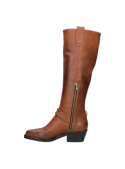 Calzado camel de cuero para mujer, estilo urbano casual, caña alta con detalle distintivo en el tobillo.
