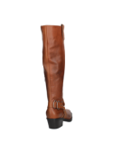 Bota casual de cuero camel para mujer, con diseño vaquero y correa trenzada, perfecta para climas fríos.