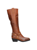 Elegante bota camel de cuero, ideal para un estilo boho-chic, con caña alargada y detalle decorativo en el tobillo.