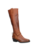 Bota de mujer camel de cuero con diseño ecuestre, caña alta y detalle de correa con hebilla y trenzado.