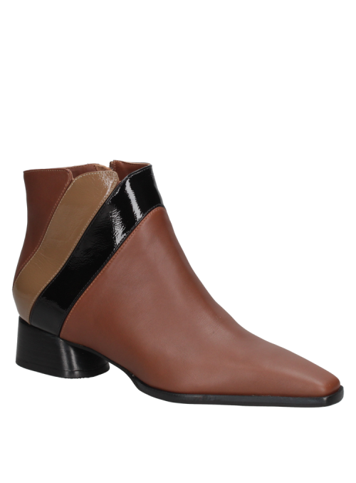 Botín café de cuero para mujer, estilo minimalista con tacón ancho para estabilidad y comodidad en uso prolongado.