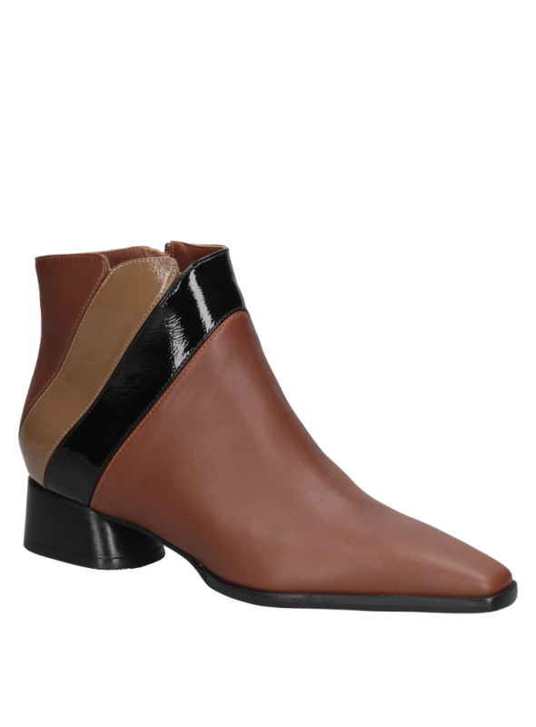 Botín café de cuero para mujer, estilo minimalista con tacón ancho para estabilidad y comodidad en uso prolongado.