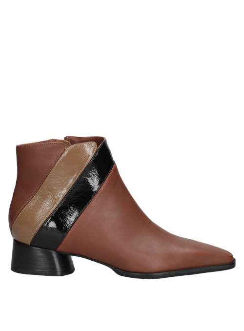 Botín café de cuero para mujer, estilo minimalista con tacón ancho para estabilidad y comodidad en uso prolongado.