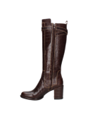 bota de cuero marrón para mujer con costuras visibles y correas decorativas con hebillas, estilo sofisticado.