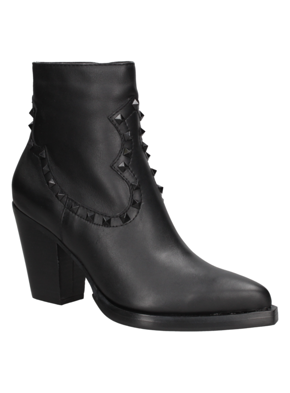 Moderno botín negro de cuero para mujer, detalles de tachas y puntera afilada, versátil para ocasiones formales e informales.