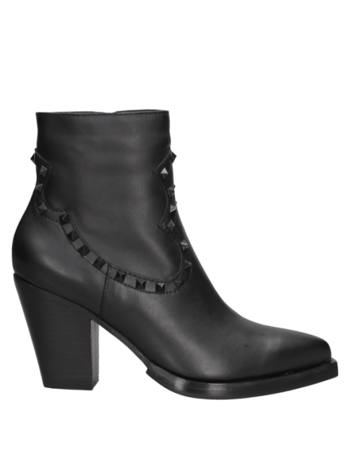 Moderno botín negro de cuero para mujer, detalles de tachas y puntera afilada, versátil para ocasiones formales e informales.