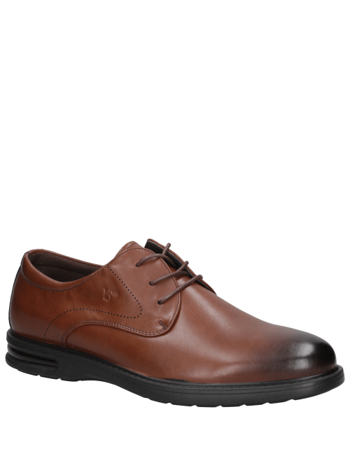 Detalle del diseño en cuero café del zapato derby casual para hombre.
