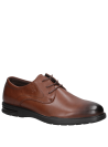 Detalle del diseño en cuero café del zapato derby casual para hombre.