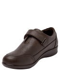 Calzado casual femenino en cuero café, diseñado para el confort diario, con ajuste de velcro y perforaciones decorativas.