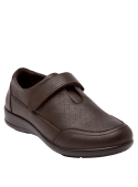 Zapato de cuero café para mujer, estilo casual, con cierre de velcro y perforaciones que ofrecen ventilación y comodidad.