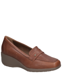 Calzado de cuero café para mujer, cómodo y adaptable.