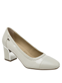 Calzado de mujer en cuero blanco charol, estilo clásico con detalle brogue, versátil para eventos profesionales y sociales.