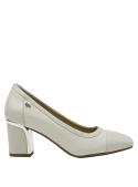 Elegante zapato femenino de cuero blanco charol, con tacón cuadrado y diseño atemporal, ideal para reuniones formales.