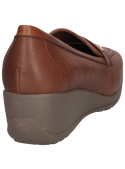 Zapato café de cuero para mujer con taco plano y punta redonda, ideal para uso informal.