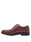 Detalle del cuero café del zapato Derby de hombre.