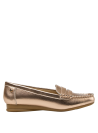 Elegante mocasín de cuero dorado para mujer, versátil y cómodo, con diseño atemporal y costura visible.